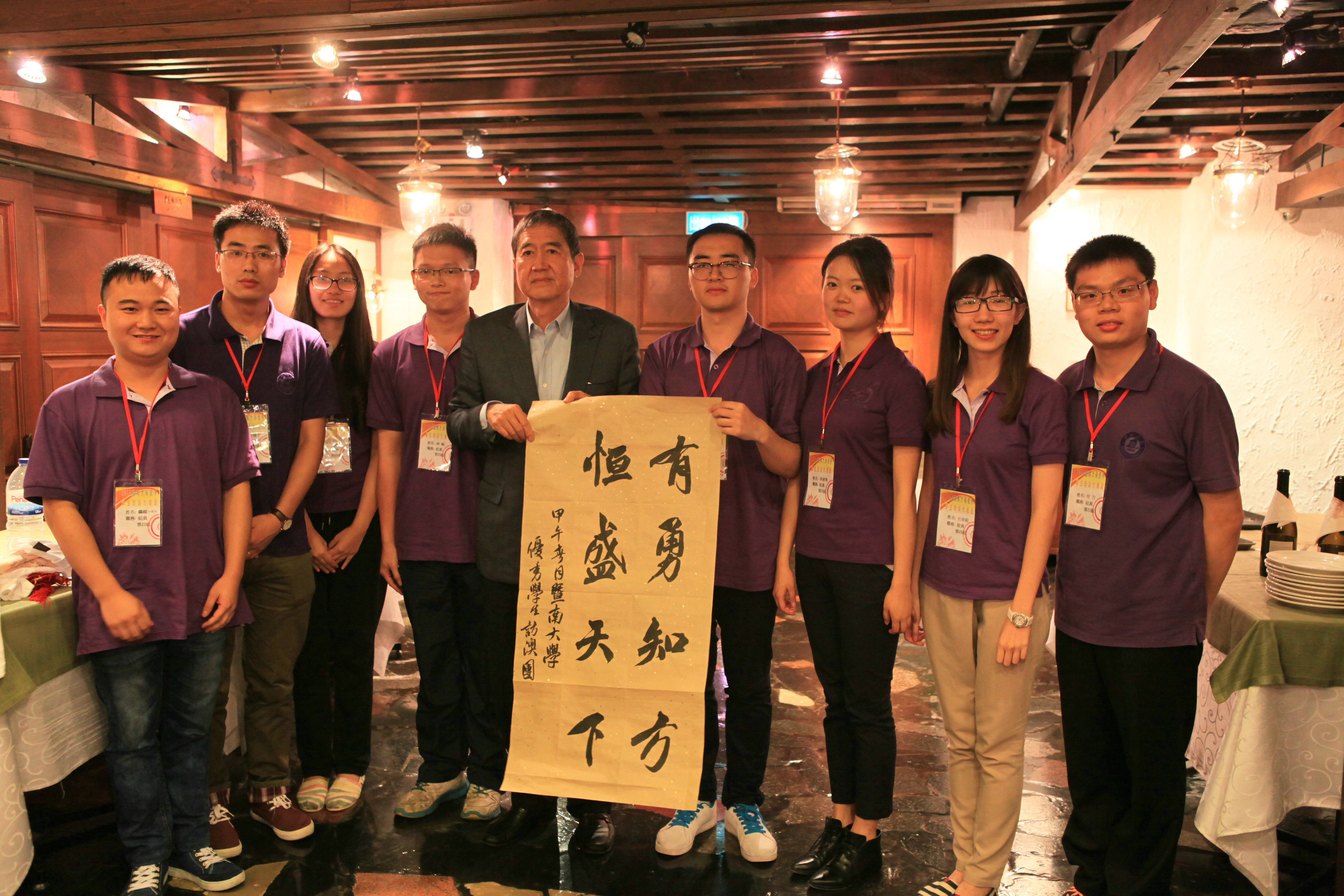 团员向马有恒会长赠送书法作品