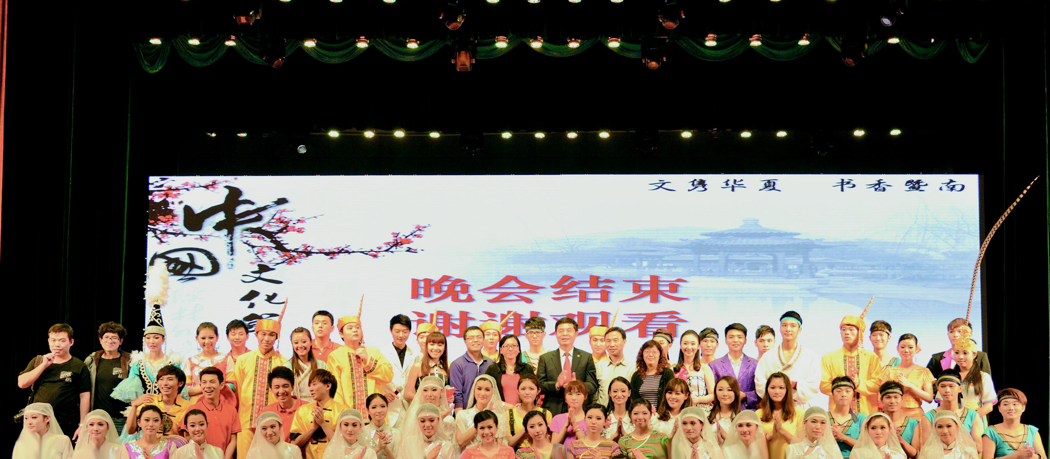 叶书记与演员合影